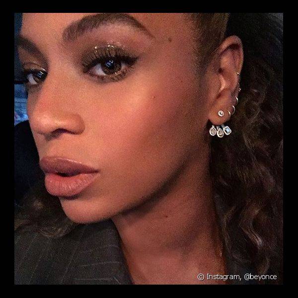 Beyoncé também ousou com uma make neutra de pele iluminada com sombra brilhosa e batom nude